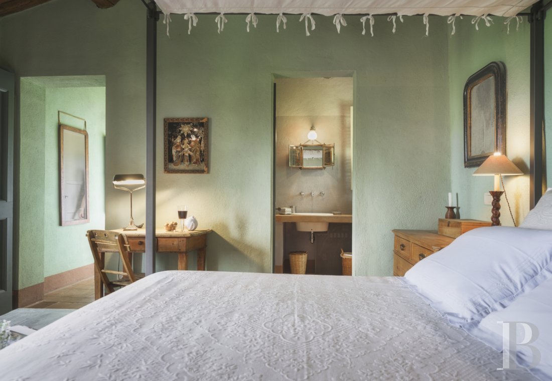 An old olive grove farmhouse restored to its former glory, overlooking the countryside in the Val d'Orcia in Tuscany - photo  n°24